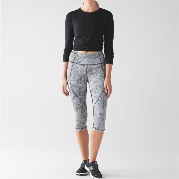 Lululemon Outrun Athletic Crops Power Luxtreme in Spray Jacquard White/Black, 8 - Picture 2 of 10